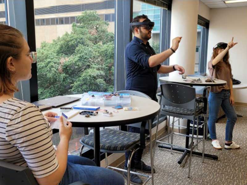 Students use digital health technologies, including virtual reality headsets, in a computer lab at VCU School of Pharmacy.